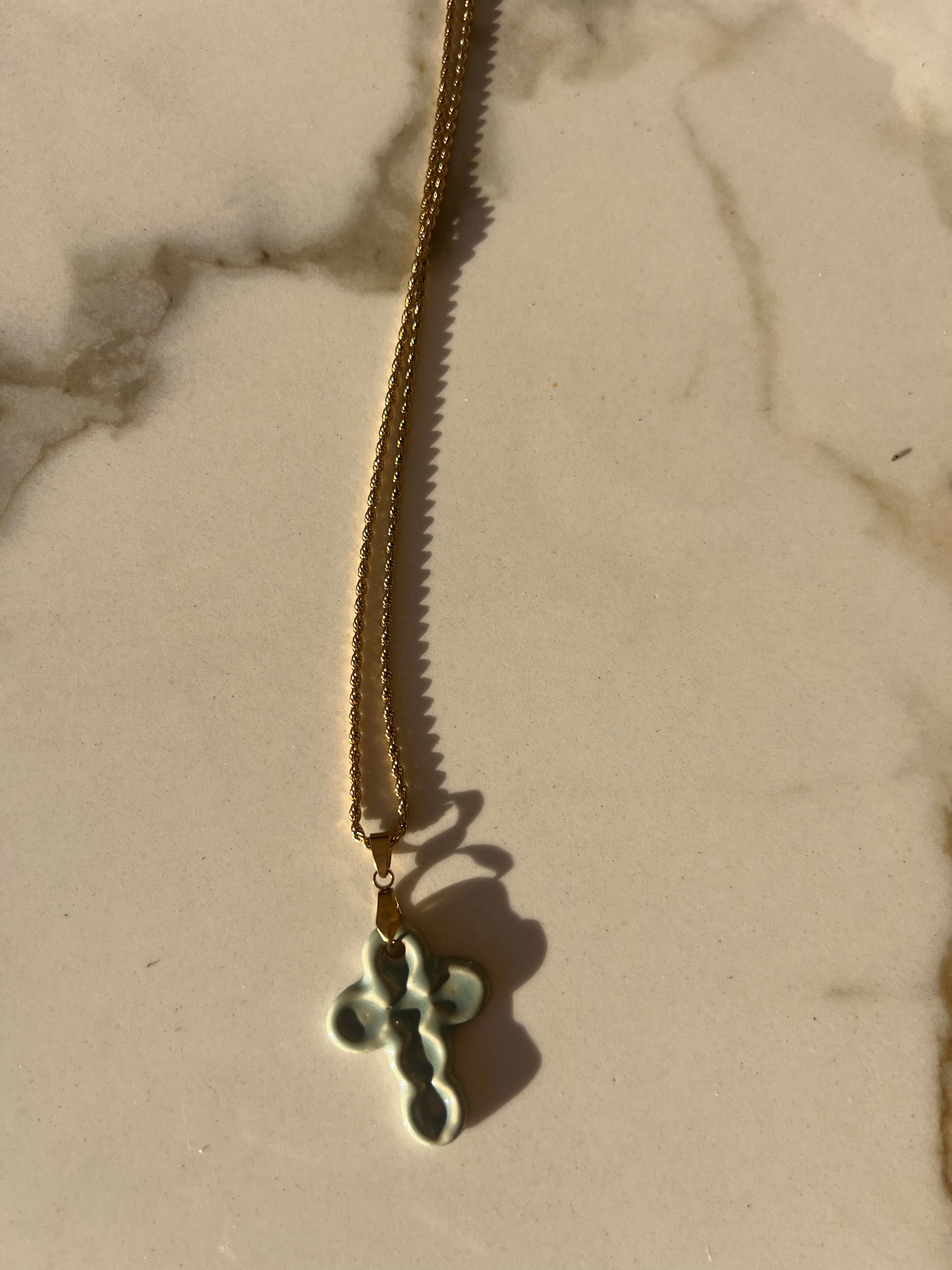Collier croix blue